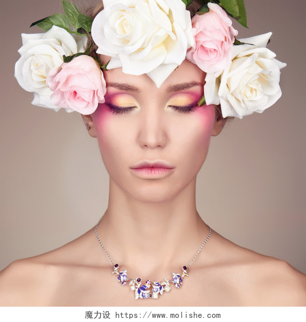 一位美丽彩妆女模特头上戴满花朵美丽的年轻女子，开着花